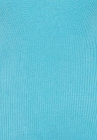 Tejido de ribete azul claro con una textura suave, que presenta líneas verticales para mayor detalle. Adecuado para diversas aplicaciones de prendas de vestir.