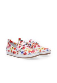 Chaussures à imprimé floral avec un dessus en tissu blanc, ornées de fleurs rouges et jaunes. Conception à enfiler, semelle en caoutchouc, et détails cousus.