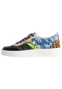 Baskets multicolores avec des accents en denim, en texture reptile et en imprimé animal. Avant en daim noir, semelle blanche et lacets vibrants.