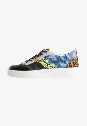 Sneaker multicolore con dettagli in denim, texture rettile e accenti di stampa animale. Punta in suede nera, suola bianca e lacci vivaci.