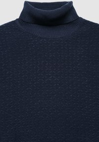 Marineblauer Rollkragenpullover aus strukturiertem Strickmaterial mit geometrischem Muster und geripptem Kragen.