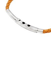 Pulsera de cuero en naranja con una textura trenzada, que presenta un elegante cierre metálico plateado con acentos en negro y dos agujeros para el cierre.