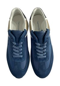 Sneakers blu con texture in suede e rete, dotati di accenti beige, lacci piatti e un colletto bianco imbottito. Logo del marchio visibile all'interno.