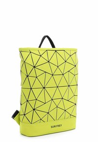 Neon keltainen geometrian muotoinen reppu, jossa on kolmion muotoinen musta kuvio, teksturoitu pinta, yläkahva ja sivuvetoketju pääsyä varten. Logo pohjassa.