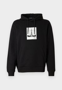 Felpa nera con cappuccio regolabile e tasca frontale. Presenta una grafica della Torre Eiffel all'interno di un bordo bianco rettangolare.