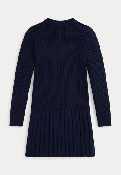 Πλέκτον νυφικό φόρεμα σε ναυτικό μπλε χρώμα με υφή καμπύλης και πλισέ φούστα. Διαθέτει ριμπ λαιμόκοψη και μακριά μανίκια, κατασκευασμένο από μαλακό μείγμα μάλλινου.