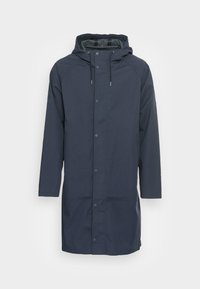 Mörkblå lång regnjacka med huva, framknappar, och justerbara dragsnören, designad för att ge full täckning av armar och knän.