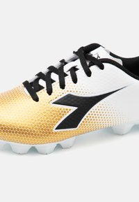 Diadora CATTURA II JR UNISEX - Nogometne kopačke za čvrstu podlogu - white/black/gold