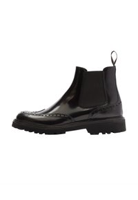 Botas Chelsea de cuero negro con un acabado pulido, detalles de brogue en la puntera, paneles laterales elásticos y suela de goma gruesa.