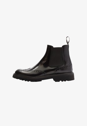 Zwarte leren Chelsea boots met een gepolijste afwerking, brogue-details op de neus, elastische zijkanten en een stevige rubberen zool.