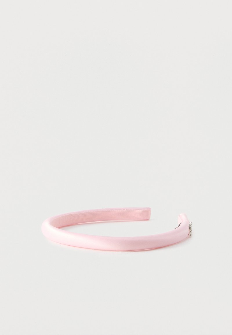 Φιόγκος από ανοιχτό ροζ σατέν με μικρές λεπτομέρειες από στρας στη μία άκρη, εμφανίζεται σε απλό λευκό φόντο.