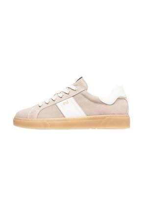 Baskets en suédine beige avec des accents en cuir blanc, bout rond, fermeture à lacets et semelle en caoutchouc beige avec un motif texturé.