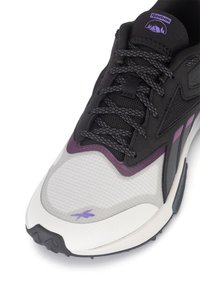 Czarno-szary but sportowy z fioletowymi akcentami, z teksturowaną siateczkową cholewką, wyściełanym językiem i trwałą gumową podeszwą.