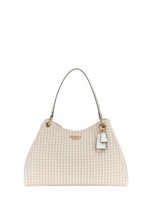 Borsa a tracolla intrecciata beige con una forma strutturata, sottile tracolla metallica, dettagli dorati e un etichetta bianca.