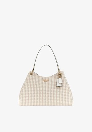 Borsa a tracolla intrecciata beige con una forma strutturata, sottile tracolla metallica, dettagli dorati e un etichetta bianca.