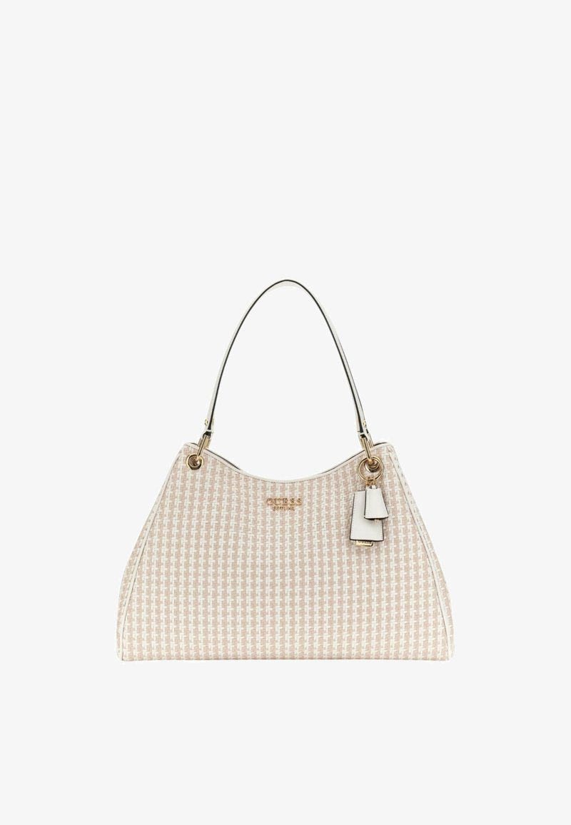 Borsa a tracolla intrecciata beige con una forma strutturata, sottile tracolla metallica, dettagli dorati e un etichetta bianca.