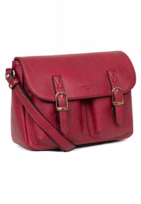 Borsa a tracolla in pelle rossa con pattina, dettagli in hardware dorato, due tasche frontali e finitura testurizzata. Tracolla regolabile per una maggiore comodità.