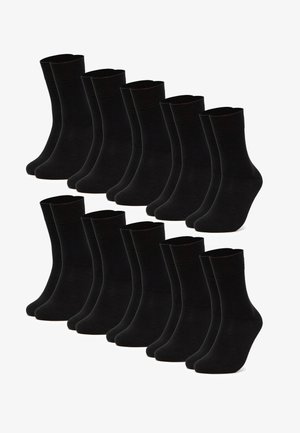 Vierzehn Paar schlichte schwarze Knöchelsocken, in zwei Reihen auf weißem Hintergrund angeordnet.