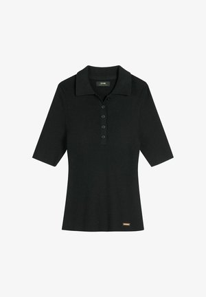 Czarna prążkowana koszulka polo z krótkim rękawem, kołnierzykiem i pięcioma guzikami z przodu, z małą prostokątną złotą metką z logo u dołu.