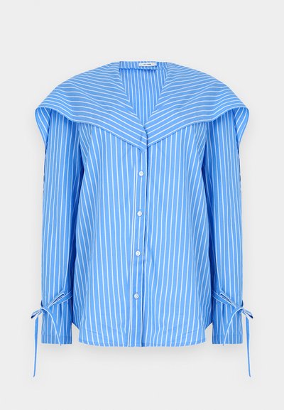 Μπλε μπλούζα με μακριά μανίκια και λευκές κάθετες ρίγες, φαρδύ γιακα ναυτικού τύπου, κουμπιά μπροστά και δεσίματα στο τελείωμα των μανικιών.