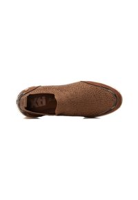 Zapato marrón trenzado tipo slip-on con parte superior texturizada, punta redondeada y suela de goma. Presenta un pequeño logotipo en el lateral y bordes suaves.