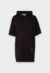 Czarna sukienka z krótkim rękawem z kapturem, wykonana z mieszanki bawełny, z przednią kieszenią, kapturem ze ściągaczem zakończonym metalowymi końcówkami oraz detalem z logo.