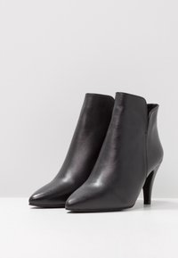 KIOMI Stövletter - black