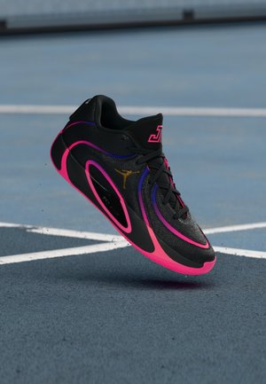 Chaussure de sport noire avec des accents roses, dessus texturé et lacets. Dispose d'un logo doré et d'un design distinctif de la semelle.