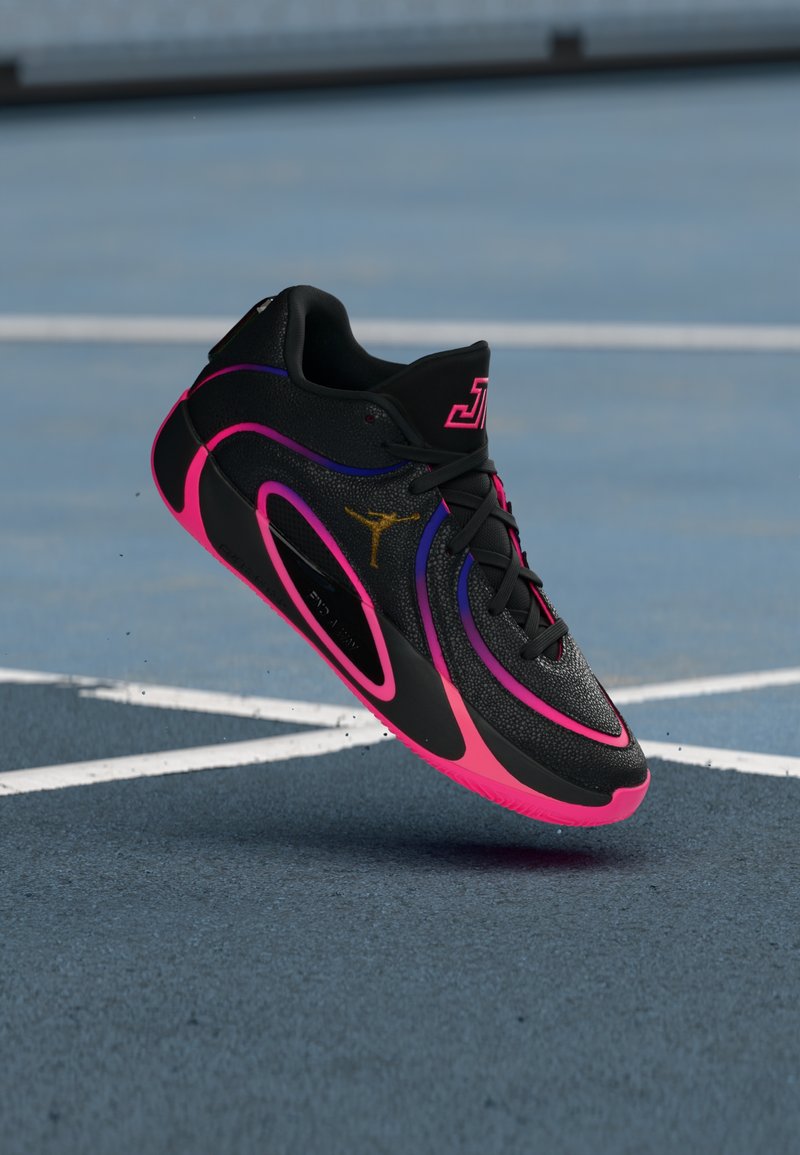 Μαύρο αθλητικό παπούτσι με ροζ λεπτομέρειες, υφή στην επάνω επιφάνεια και κορδόνια. Διαθέτει χρυσό λογότυπο και χαρακτηριστικό σχέδιο στη σόλα.