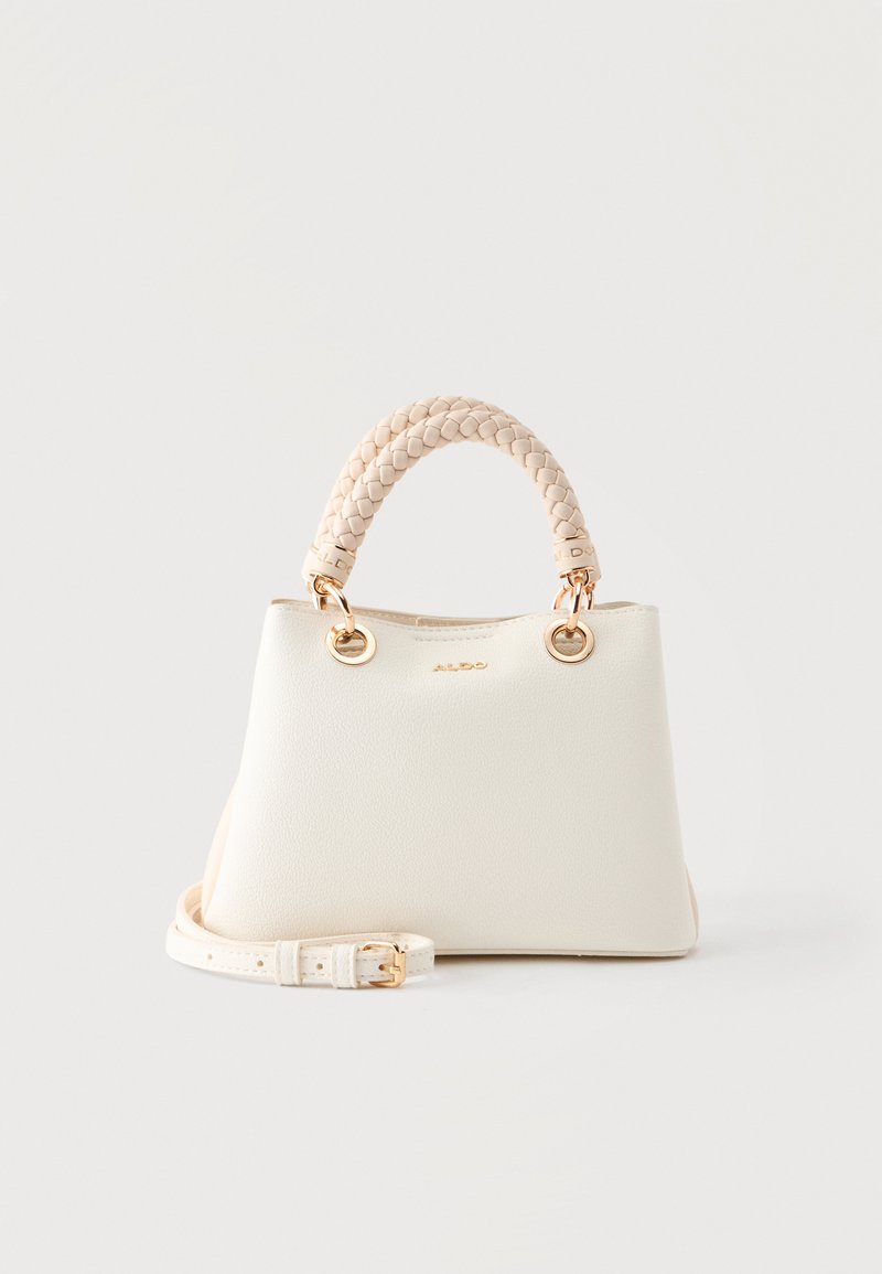 Sac à main en cuir crème avec poignée supérieure tressée, anneaux métalliques dorés, bandoulière amovible et logo discret au centre avant.