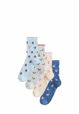 Vier Paare gemusterte Socken in unterschiedlichen Farben: hellblau mit Bäumen und einem Reh, grau mit Stechpalmen und Zuckerstangen, beige mit Zuckerstangen und dunkelblau mit Weihnachtskugeln.
