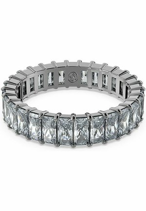 Silberfarbener Ring mit rechteckigen, klaren Edelsteinen, die in einer Krappenfassung eingesetzt sind, und einer glatten, polierten Oberfläche.