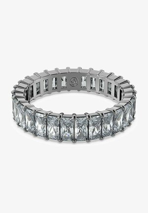 Silberfarbener Ring mit rechteckigen, klaren Edelsteinen, die in einer Krappenfassung eingesetzt sind, und einer glatten, polierten Oberfläche.