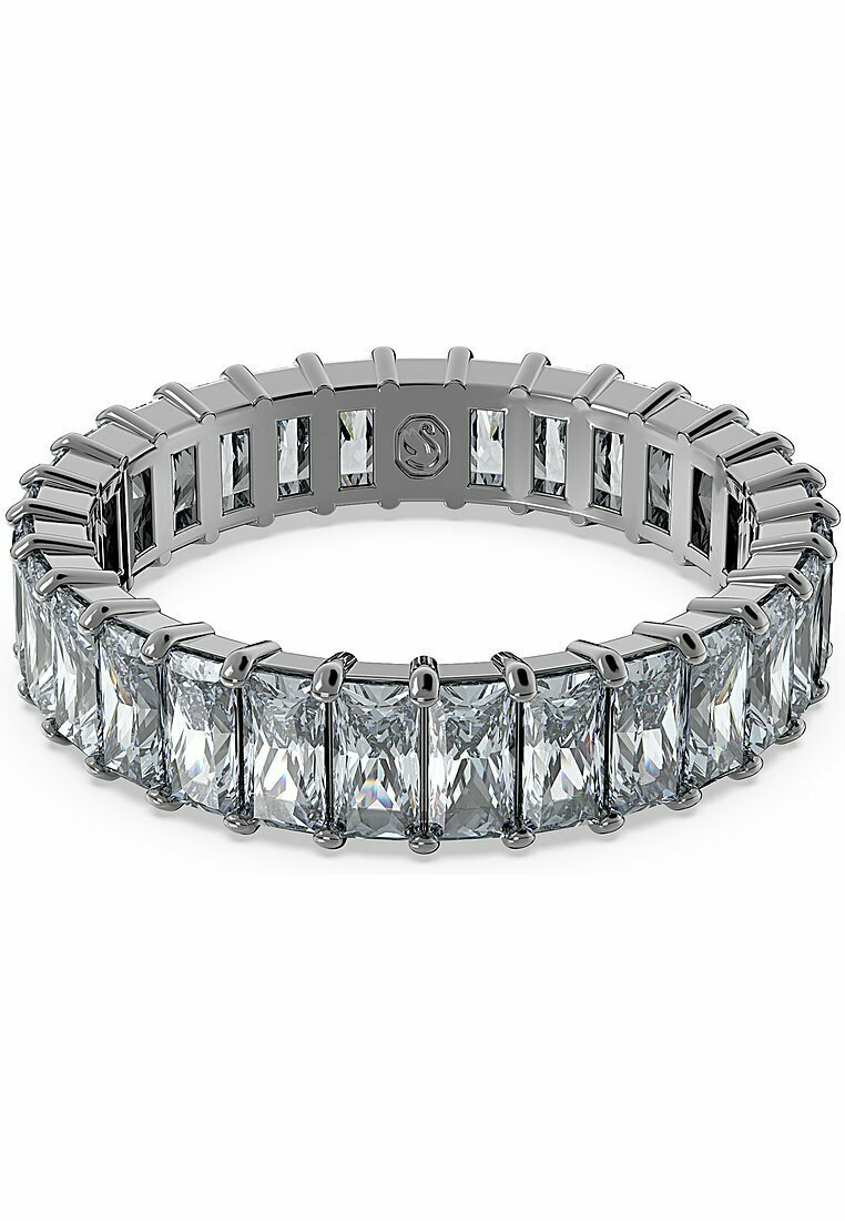 Silberfarbener Ring mit rechteckigen, klaren Edelsteinen, die in einer Krappenfassung eingesetzt sind, und einer glatten, polierten Oberfläche.