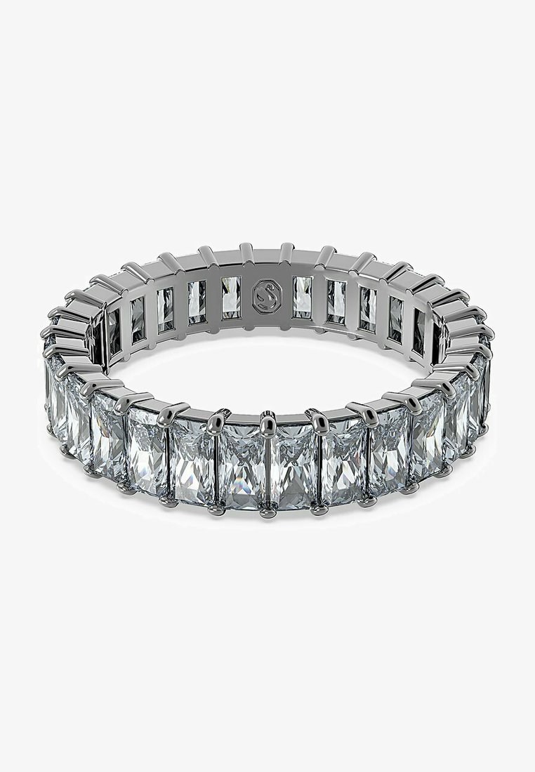 Silberfarbener Ring mit rechteckigen, klaren Edelsteinen, die in einer Krappenfassung eingesetzt sind, und einer glatten, polierten Oberfläche.