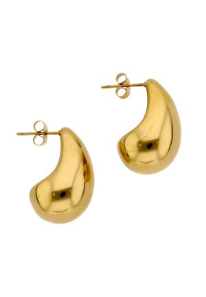 Par af skinnende guldfarvede metaløreringe med en abstrakt, buet, organisk form og skruelås på hvid baggrund.