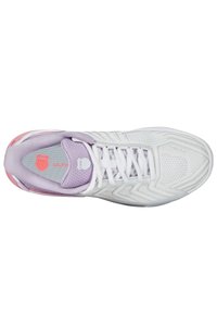 Vit atletisk sko med en texturerad ovandel, försedd med lavendelfärgade accenter och ränder, en vadderad sula med färgövergång, samt snören.