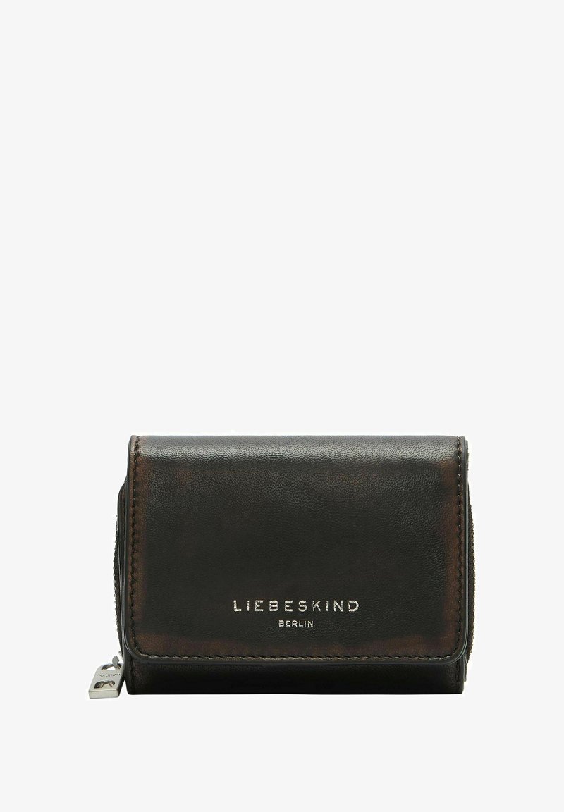 Czarny skórzany portfel o gładkiej teksturze, z zamkiem błyskawicznym i srebrnymi elementami oraz wytłoczonym napisem "LIEBESKIND BERLIN" na przodzie.