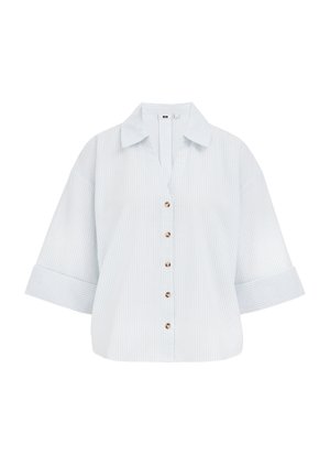Chemise bleu clair à manches courtes avec un col, ornée de rayures verticales et de boutons dorés sur le devant.