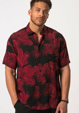 Zwart shirt met korte mouwen van stof met een rood palmenbladpatroon, voorzien van een knoopsluiting aan de voorkant, een kraag en een enkel borstzakje.