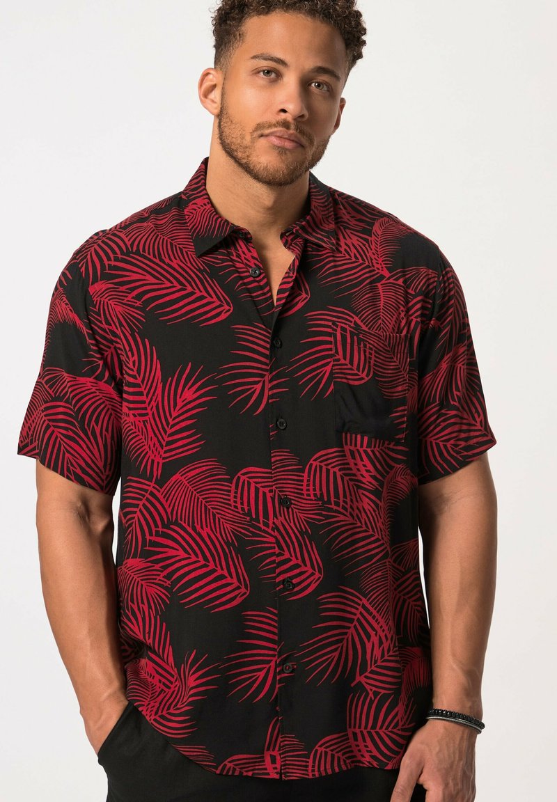 Zwart shirt met korte mouwen van stof met een rood palmenbladpatroon, voorzien van een knoopsluiting aan de voorkant, een kraag en een enkel borstzakje.
