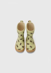 Bottes en caoutchouc vertes avec un motif de scarabée répétitif, semelles beige et languettes. Texture lisse et forme arrondie.