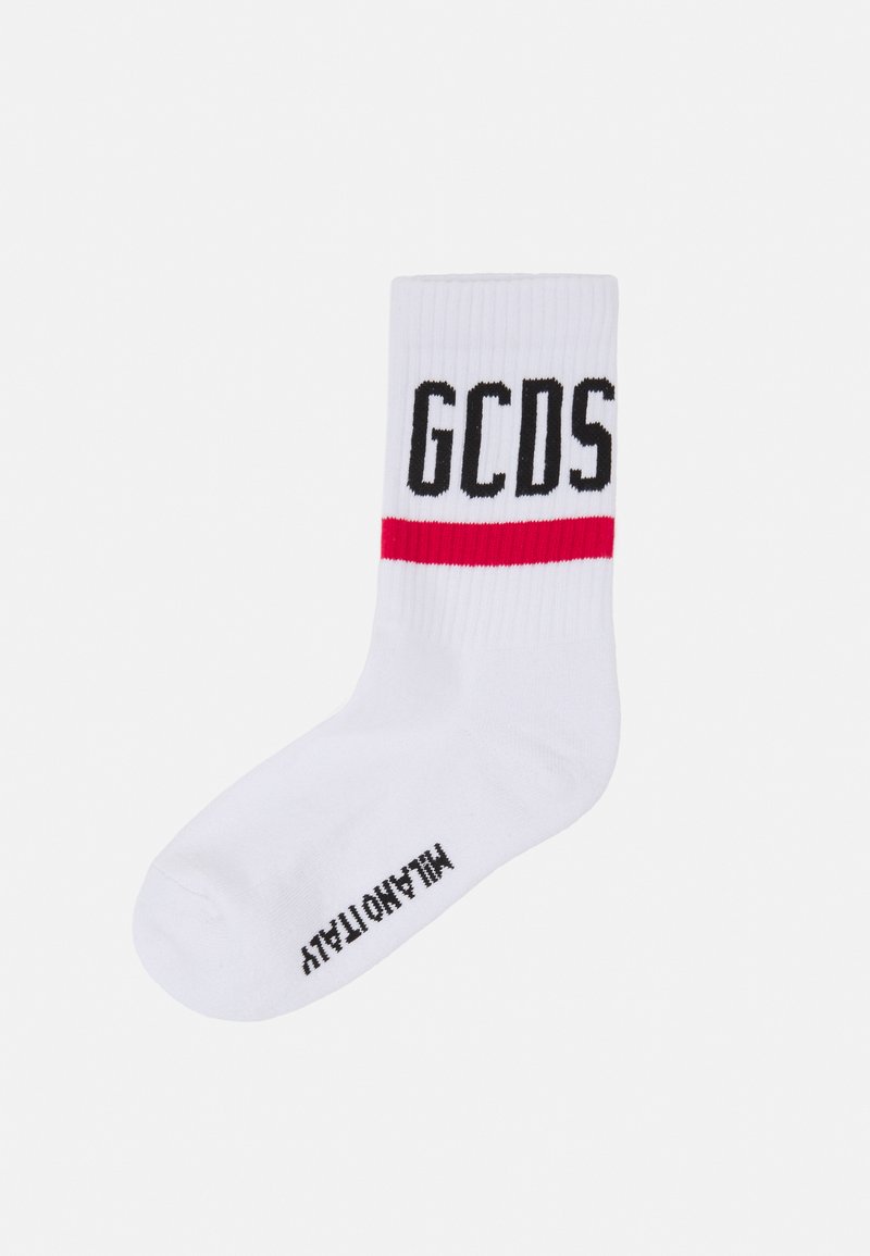 Chaussettes blanches en coton avec le lettrage noir "GCDS", une bande rouge en haut et le texte "FABRIQUÉ EN ITALIE" en bas.