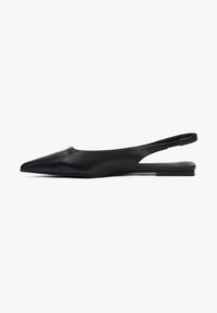 Czarne buty typu slingback na płaskiej podeszwie z ostrym noskiem, wykonane z gładkiej skóry, o eleganckim, minimalistycznym designie i cienkim obcasie.