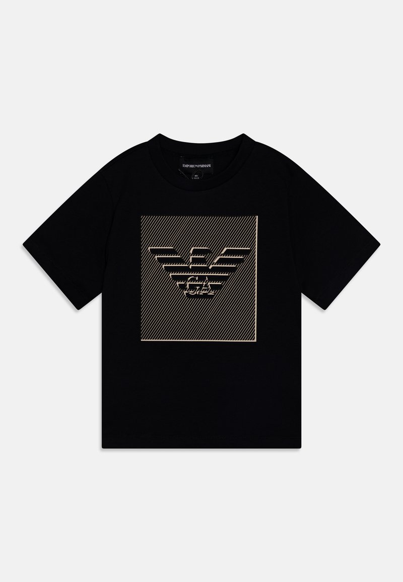 Maglietta nera in cotone con logo quadrato che presenta un design di aquila in oro, arricchito da linee diagonali. Collo a giro e maniche corte.