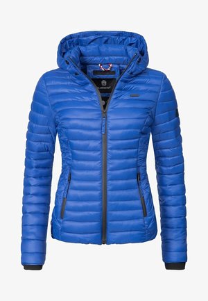 Chaqueta acolchada azul con capucha, cremallera frontal y bolsillos laterales con cremallera, diseñada para mujeres con cintura ajustada y mangas con puños.