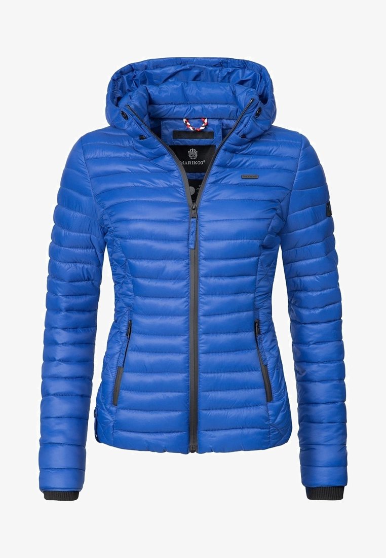 Veste doudoune matelassée bleue avec capuche, fermeture éclair frontale et poches latérales zippées, conçue pour femmes avec taille cintrée et manches avec poignets.