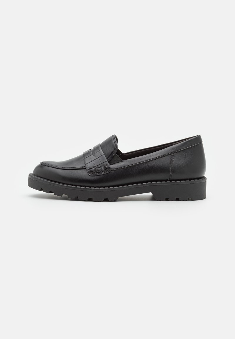 Mocassin en cuir noir avec détail de bride texturée, semelle cousue et semelle extérieure épaisse à crampons, présenté de côté sur un fond uni.