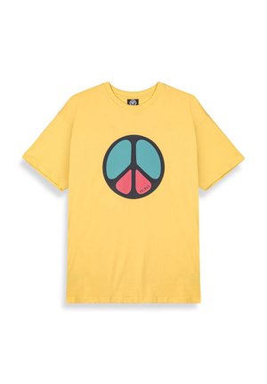 Camiseta de algodón amarilla con un gran símbolo de paz negro con acentos en teal y rosa. Diseño de manga corta y cuello redondo.