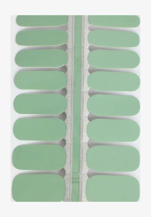 Des autocollants en forme d'ongles verts disposés sur un fond blanc. Chaque autocollant est ovale, avec une finition brillante et une texture lisse.